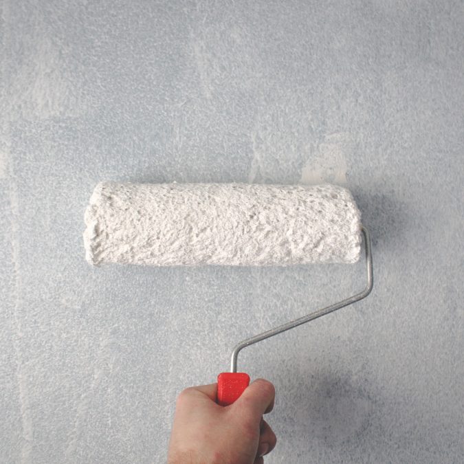 PERSON HOLDING PAINT ROLLER ON WALL 1669754 675X675 | My Color Box Photos page d’accueil Lingolsheim 2